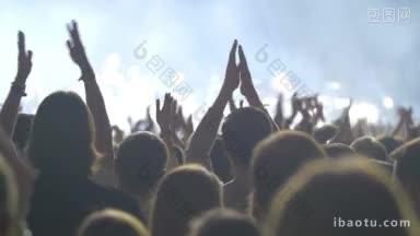 人群中的每一个人都伴随着音乐的<strong>节拍</strong>和掌声，表现出快乐和兴奋的慢镜头